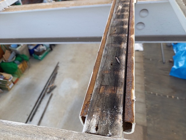 Cチャンに木材をはめ込んだカーポート波板屋根の下地