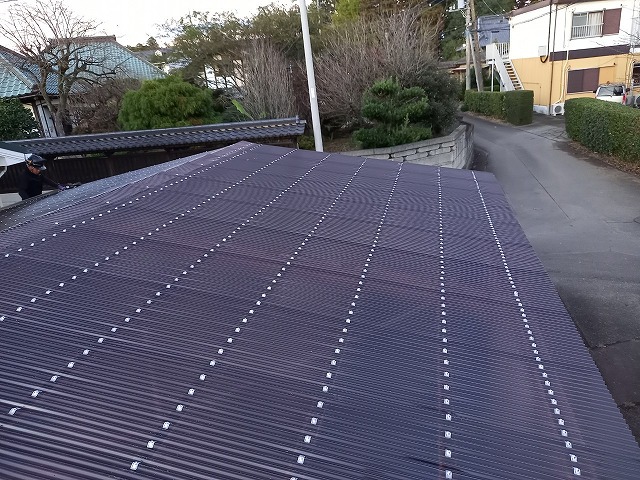 住宅カーポートポリカ波板張り替え工事のポリカ波板施工状況