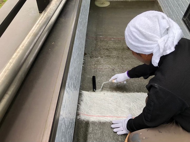 2PLY工法によるFRP防水メンテナンスの2層目の施工の様子
