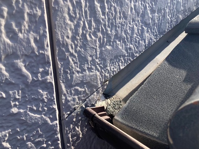 母家建物の屋根谷板金と雨樋の連結部分