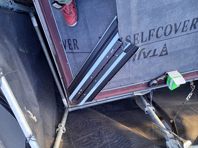 スーパーガルテクトを用いた屋根カバー工法リフォームの隅棟部納まり