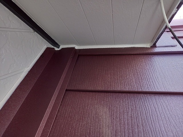 屋根カバー工法リフォームの下屋根と軒天との取り合い部へのコーキング処理