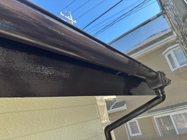 外壁塗装リフォームの軒樋や鼻隠しへの塗装が完了