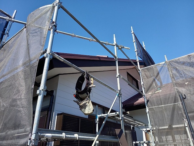 外壁塗装リフォームで激しく傷んだ木製破風板へのガルバリウム鋼板巻きが完了