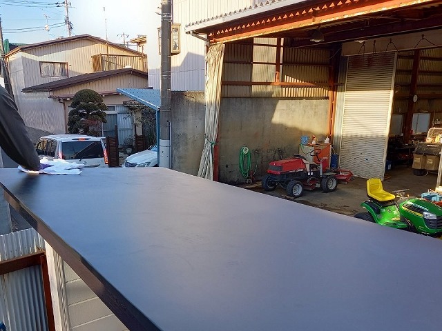 シャッターゲートの屋根葺き替え工事の屋根施工状況