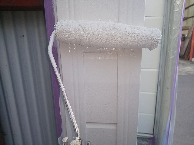 シャッターゲート外壁塗装工事でサイディングへの上塗り施工