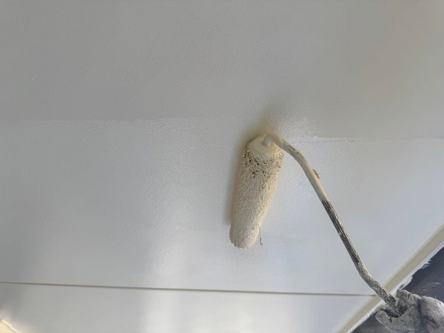 外壁塗装リフォームの2回目の軒天ローラー塗装