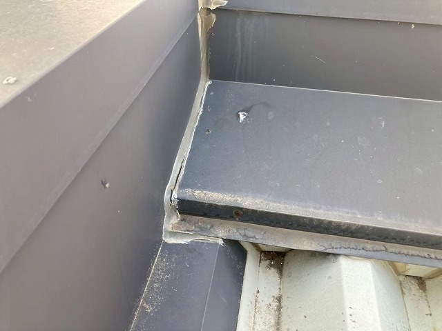 築10年の平屋住宅で屋根パラペット部のコーキング切れを確認