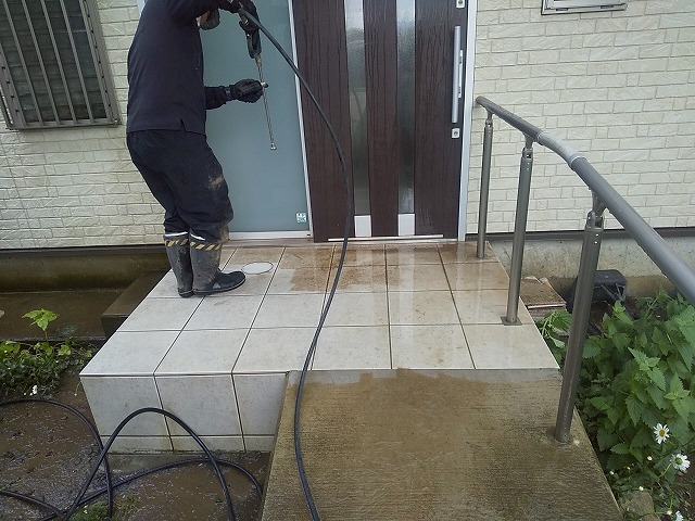 折板屋根塗装工事で玄関ポーチに対する高圧洗浄の様子