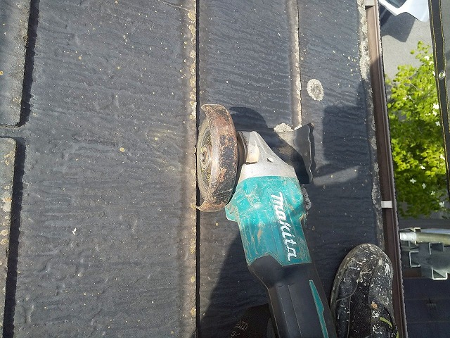 屋根カバー工事で既存雪止め金具を切断