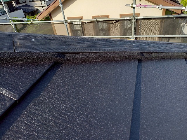 屋根カバー工事で隅棟部の下地材に面戸材を貼り付けた状況
