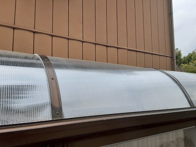 大屋根からの落雪で破損したサンルームポリカ屋根の張り替え前状況