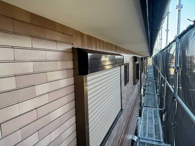 アパート建物塗装リフォームのシャッターボックスへの塗装工程が完了