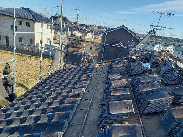 屋根葺き替え工事で平部のセメント瓦の解体状況