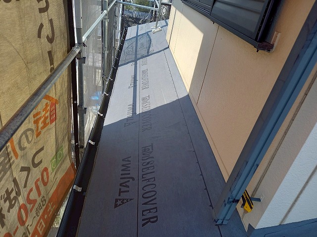 屋根カバー工事で下屋根への防水シート敷設が完了