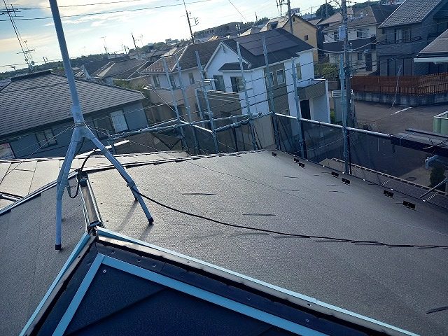 屋根カバー工事のエスジーエル鋼板屋根本体施工が完了