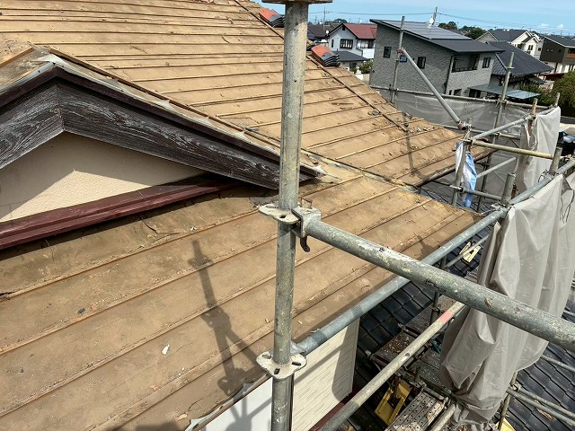 住宅屋根葺き替え工事で既存瓦の解体が完了した状況
