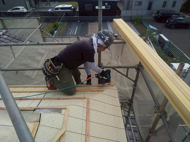 屋根葺き替え工事の軒先への瓦座取り付け状況