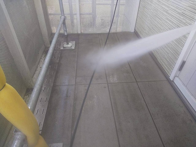 アパート屋根塗装工事のバルコニー床への高圧洗浄工程