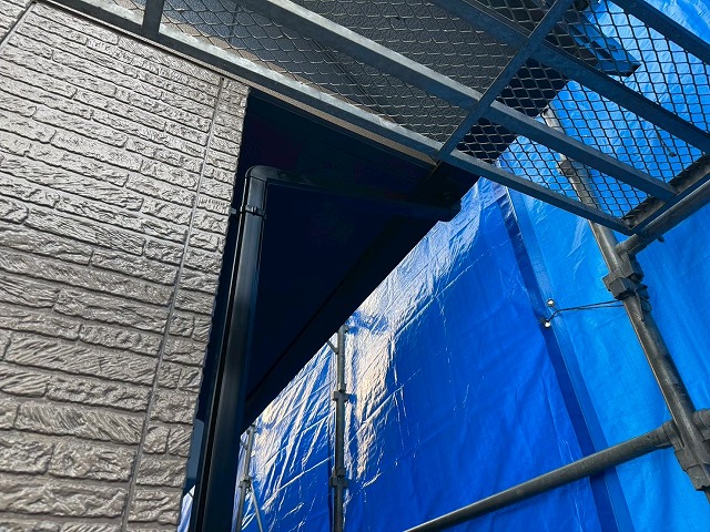 雨樋交換工事で軒樋と竪樋との接続が完了した状況