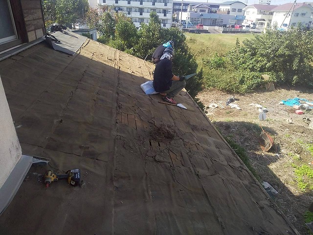 屋根葺き替え工事のセメント瓦撤去後の清掃状況