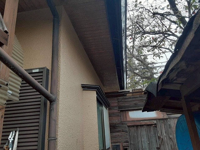 住宅雨樋調査で竪樋の部分的なひび割れや欠損を確認