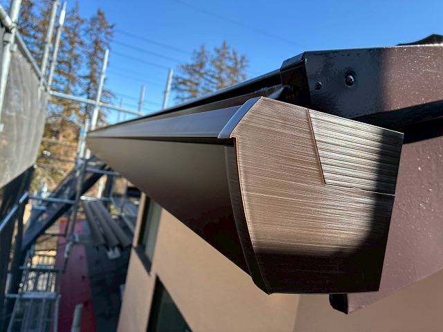 雨樋交換工事の端部への止まり部材取り付け状況