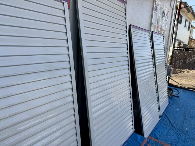 アパート建物雨戸塗装工程の完了状況