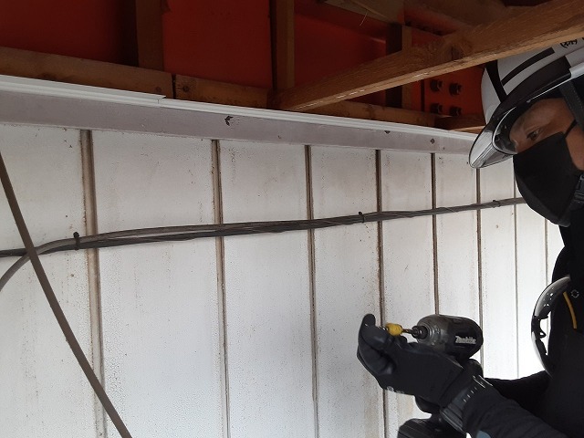 軒裏天井見切り材の取り付け