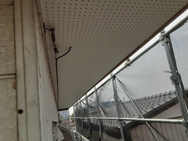 軒天張替え後 エンボス塗装ケイカル板