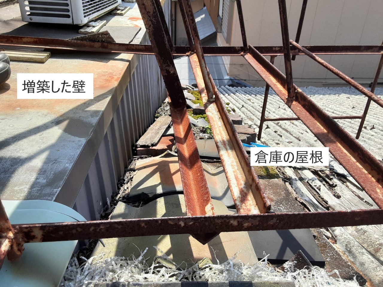 増築した屋根と倉庫の屋根