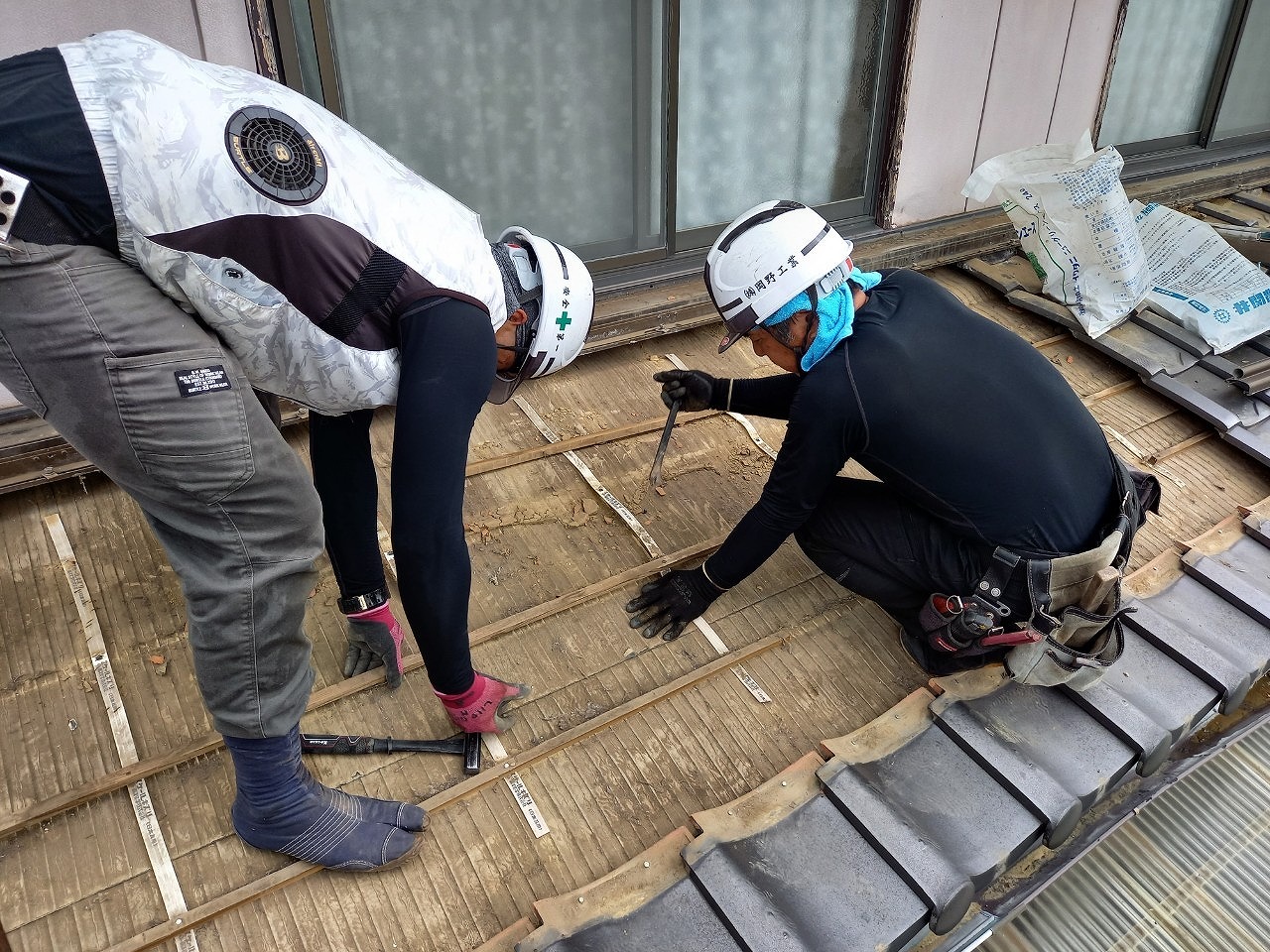 瓦を外していきます　雨漏りす修繕工事