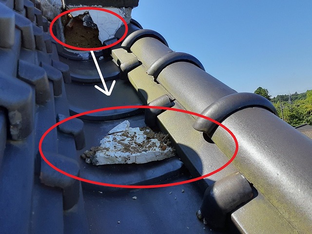 漆喰が剝がれ落ちている