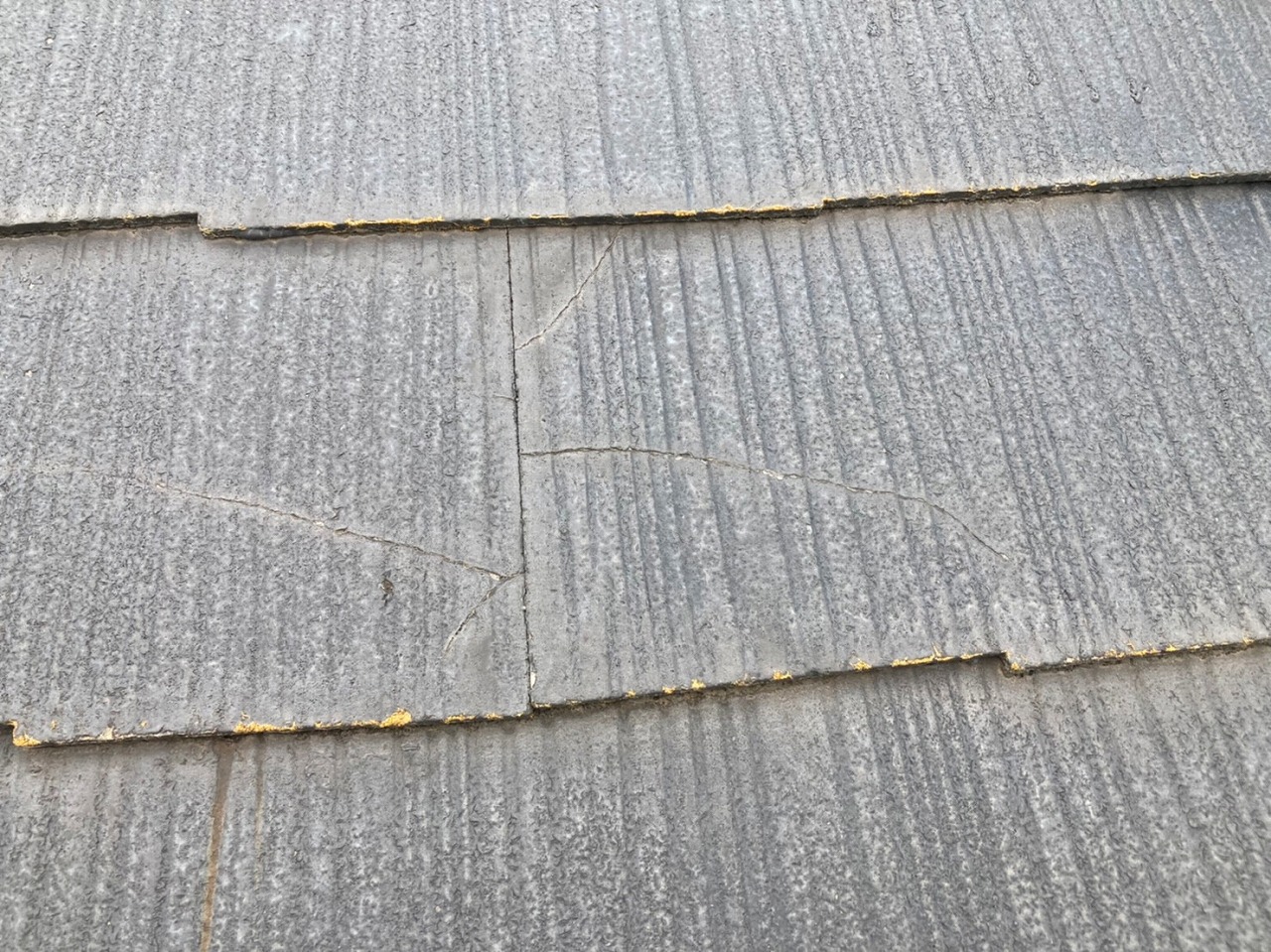 スレートのひび割れ経年劣化