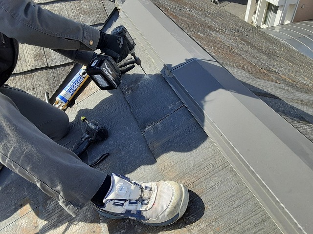 コロニアル屋根材にドリルで穴をあけます