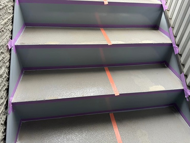 アパートの屋外階段で水系ボウジンテックスシーラーによる下塗りが完了