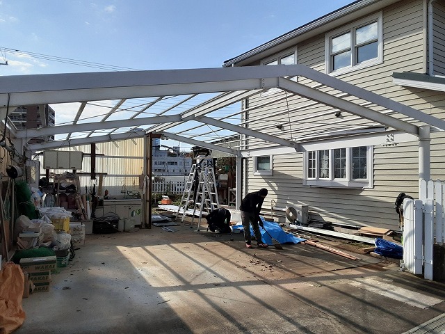 波板張り替え工事で既存の波板屋根の撤去が完了して清掃を行っている状況