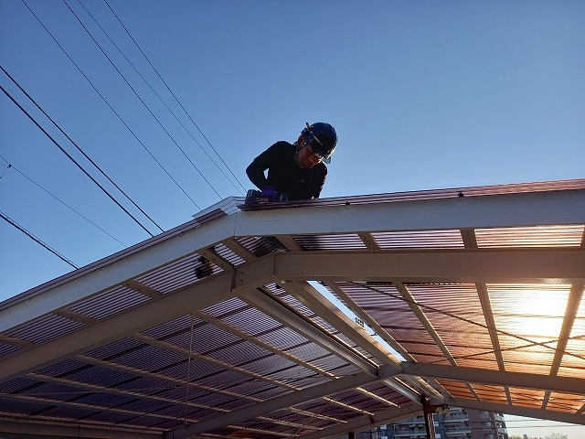 住宅カーポートポリカ波板張り替え工事の棟板施工状況
