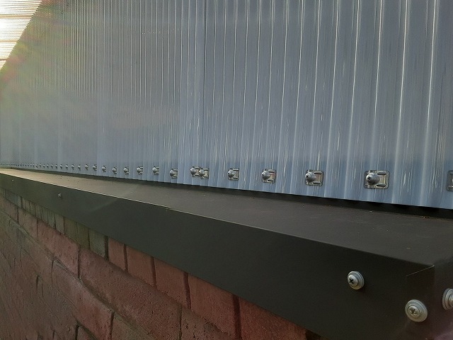 カーポート波板張り替え工事のレンガ塀上部へのポリカ波板固定状況