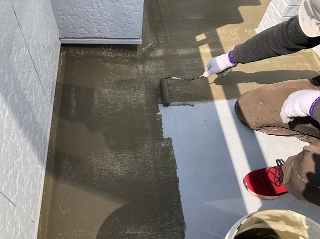 ベランダ防水メンテナンス下地処理工程の「ミラクファンドKC-1000」を用いたノロ引き