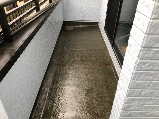 FRP防水メンテナンスでガラス繊維マットへのポリエステル樹脂の塗布が完了した状況