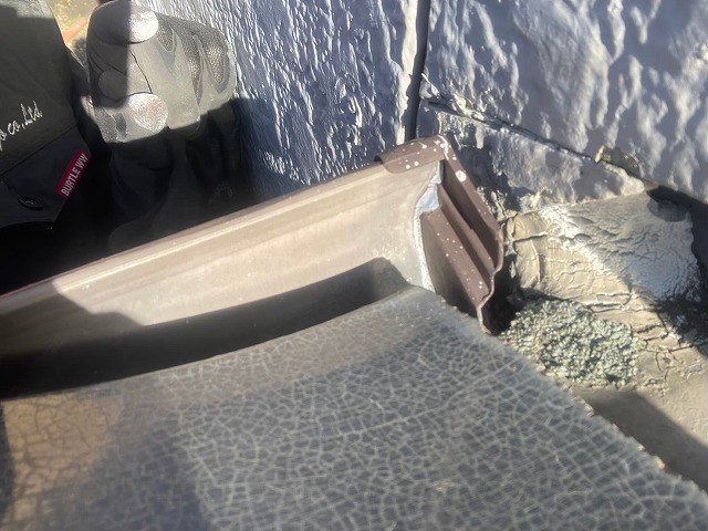 母家建物の屋根谷板金と雨樋との連結部分に隙間を確認