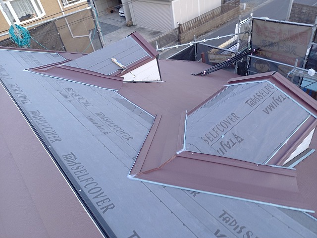 スーパーガルテクトを用いた屋根カバー工法リフォームの谷板金取り付け