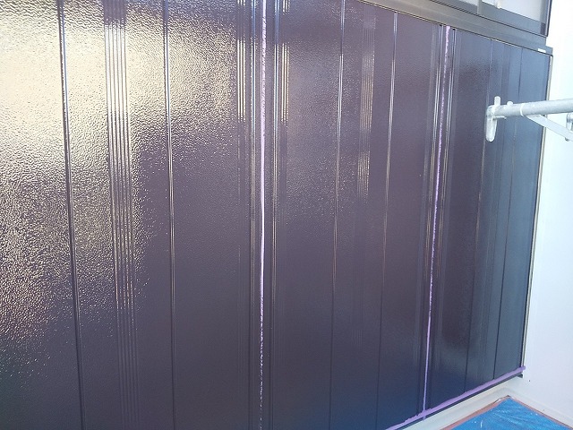 住宅外壁塗装リフォームの雨戸塗装が完了