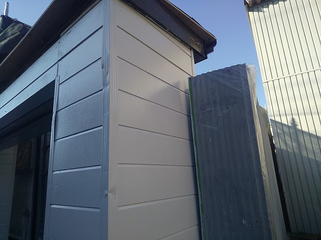 シャッターゲート外壁塗装工事でサイディングへの3回塗りが完了