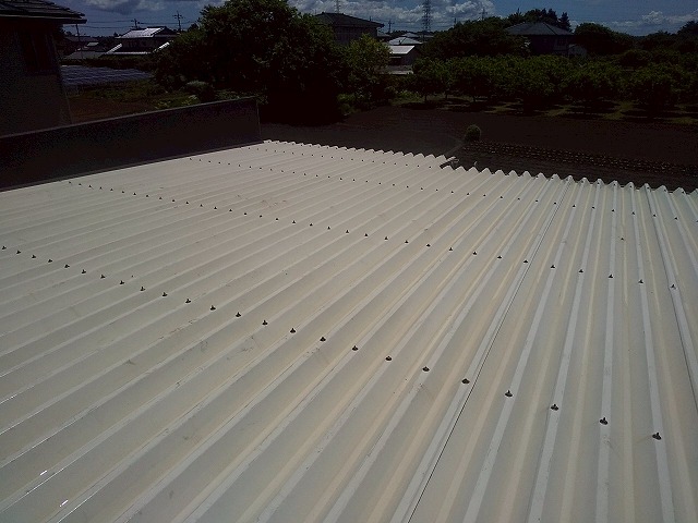 折板屋根塗装工事で高圧洗浄が完了した屋根の状況