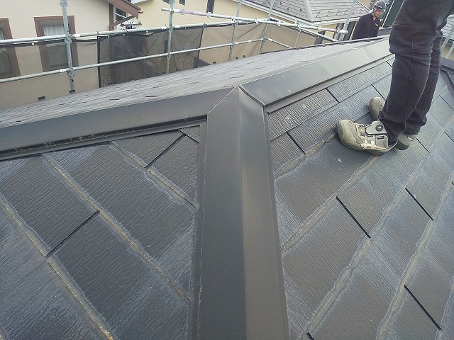 屋根カバー工事を行う住宅のコロニアル屋根の棟板金劣化状況
