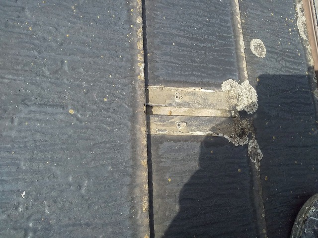 屋根カバー工事で既存雪止め金具の撤去が完了