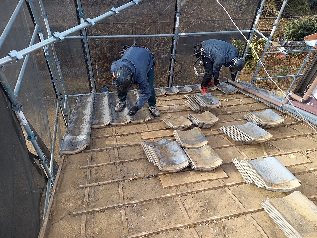 屋根葺き替え工事で下屋根のセメント瓦解体状況