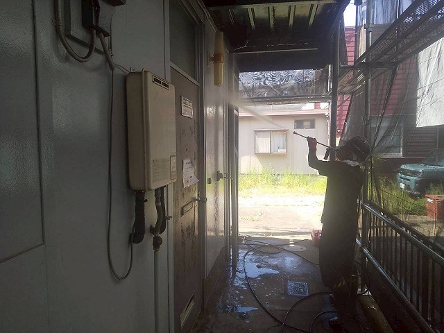 アパート建物塗装工事の1階外壁への高圧洗浄